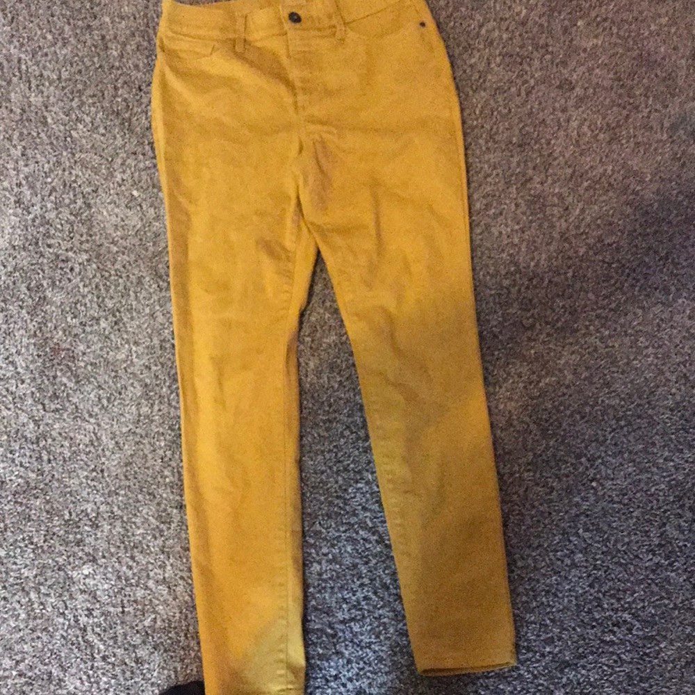 Mustard yellow skinny leg jeans.